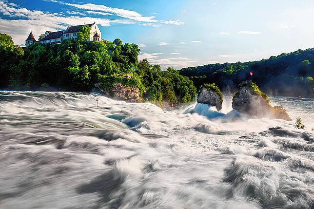 Gemessen an der Durchflussmenge von pro Sekunde 373.000 Litern Wasser ist der Rheinfall der größte Wasserfall Europas. Zur ...
