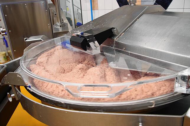 Der Kutter macht aus dem Brät eine cremige Masse zur Herstellung von Wurst.