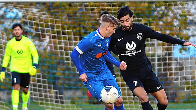 Sven Beha (auf dem Archivbild aus dem Rückspiel, links) gelang das einzige Tor beim 1:0-Erfolg des SV Volkertshausen über Gastgeber BC ...