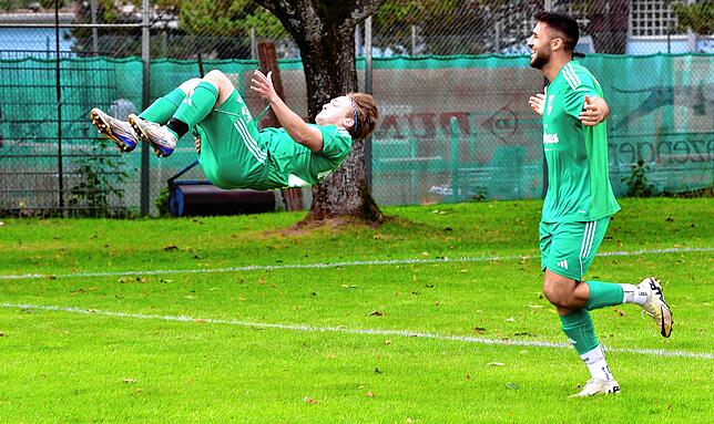 Überflieger: Der vom FC Dachsberg gekommene Dennis Matt feiert mit Leandro Henriques (rechts) seine ersten beiden Tore für den SV Waldhaus.