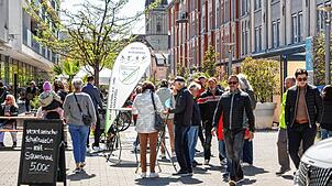 Viele Besucher nutzten die Gelegenheit, um bei bestem Wetter am ersten verkaufsoffenen Sonntag des Jahres in Radolfzell bummeln zu gehen.