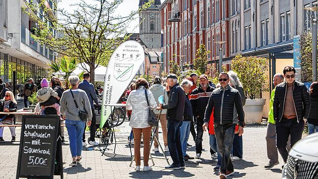Viele Besucher nutzten die Gelegenheit, um bei bestem Wetter am ersten verkaufsoffenen Sonntag des Jahres in Radolfzell bummeln zu gehen.