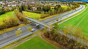 Auf der Bundesstraße 33 wird bei Bad Dürrheim (im Hintergrund) die Fahrbahn ausgebessert. Dafür gibt es drei Nachtbaustellen.