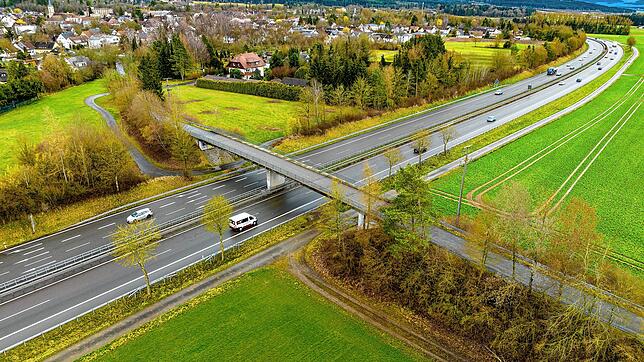 Auf der Bundesstraße 33 wird bei Bad Dürrheim (im Hintergrund) die Fahrbahn ausgebessert. Dafür gibt es drei Nachtbaustellen.