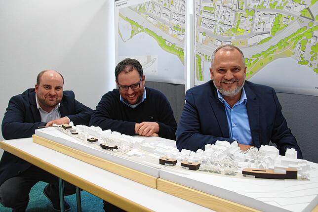 Manuel Jobi und Wolfgang Keller vom Dezernat Umwelt, Planen, Bauen mit Oberbürgermeister Martin Staab hinter dem Siegermodell für das ...