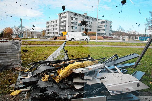 Die traurigen Reste eines Gebäudeteils des Geschäfts in Kreisel-Nähe.
