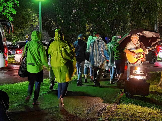 Dieser ältere Herr nutzt die Chance, um auf dem Weg zum Parkplatz sein Bestes zu geben – und sammelt von musikbeseelten Gästen ...