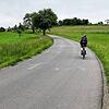 Ein Radfahrer bezwingt den Anstieg bei Öfingen. Dieser Abschnitt wird auch für die Profis bei der Deutschen Radmeisterschaft zur ...