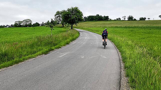 Ein Radfahrer bezwingt den Anstieg bei Öfingen. Dieser Abschnitt wird auch für die Profis bei der Deutschen Radmeisterschaft zur ...