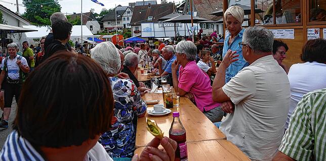Bild 5: Dieses Straßenfest lockt die Menschen in Scharen an