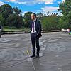 Stadtbaumeister Matthias Distler (links) und Bürgermeister Frank Harsch stehen auf der Bodenplatte des neuen Anbaus am Kinderhaus ...