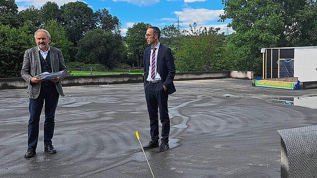 Stadtbaumeister Matthias Distler (links) und Bürgermeister Frank Harsch stehen auf der Bodenplatte des neuen Anbaus am Kinderhaus ...