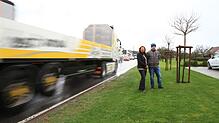 Anke Hack und Sohn Michael fühlen sich durch die Folgen des zugenommenen Verkehrs an der Ortsdurchfahrt Vilsingen gestört. Ihnen geht es ...