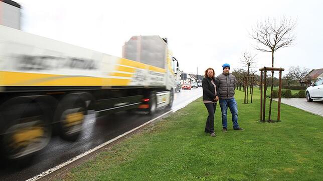 Anke Hack und Sohn Michael fühlen sich durch die Folgen des zugenommenen Verkehrs an der Ortsdurchfahrt Vilsingen gestört. Ihnen geht es ...