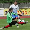 Doppeltorschütze: Timo Bernauer (rechts) schießt seine Spvgg. Brennet-Öflingen zum 3:1 beim FC Bad Säckingen. In dieser Szene wirft sich ...