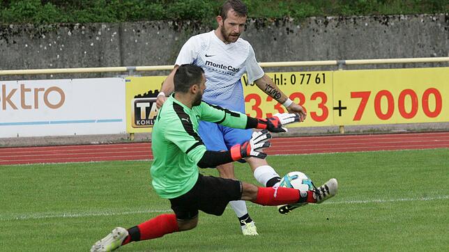 Doppeltorschütze: Timo Bernauer (rechts) schießt seine Spvgg. Brennet-Öflingen zum 3:1 beim FC Bad Säckingen. In dieser Szene wirft sich ...