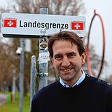 Der Konstanzer Bundestagsabgeordnete Andreas Jung (CDU) an der Kunstgrenze auf Klein Venedig in Konstanz.