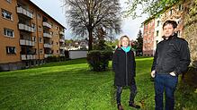 Tina Reinheimer und Wolfgang Blattmann sind gegen das geplante fünfstöckige Gebäude, das im Gerhart-Hauptmann-Weg zwischen zwei ...