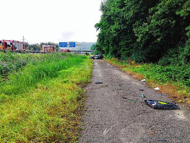 Unklar war zunächst, ob der Fahrer alleine unterwegs war. Das angrenzende Waldstück wurde durchsucht, unterstützt wurden die ...
