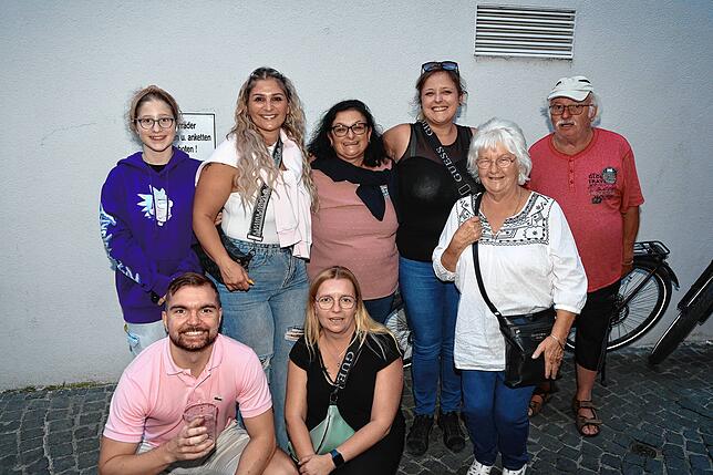 Bild 26: Konstanz: Die Niederburg lädt zum Gassenfreitag und die Besucher tanzen an