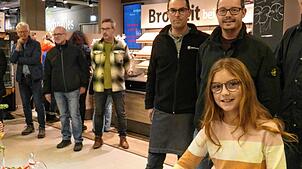 Ilinia zieht die Gewinner, hinter ihr Gewerbeverein-Vorsitzender Michael Kempf (rechts) und Peter Schulz.