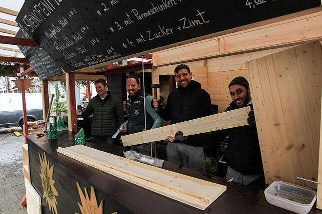Emanuele Lungo (von links), Claudio Lungo, Antonio Festa und Andrea Piangiolino bereiten ihren Stand vor. Der Konstanzer Weihnachtsmarkt ...