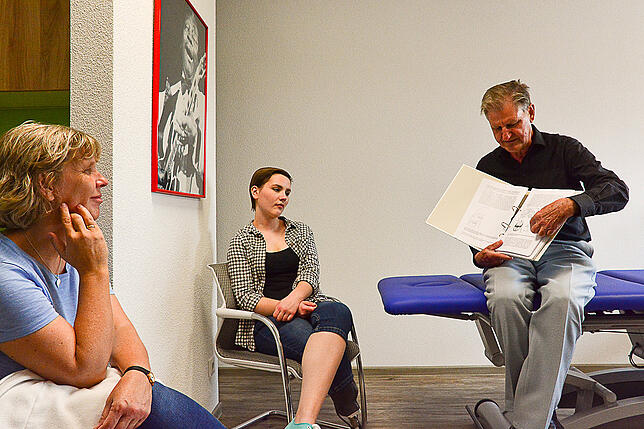 Der Neurobiologe Alfred Meier-Koll erklärt am Schaubild Annette Tschiskale und ihrer Tochter Sophie (von links) wie der von ihm ...