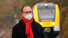 Bahnexperte Jean-Christophe Thieke am Bahnhof in Uhldingen-Mühlhofen. Thieke ist Dipl.-Betriebswirt (FH), Fachrichtung Personenverkehr.