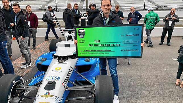 Rainer Trauth aus Singen ist Doktorand im Bereich autonomen Fahrens. Der Ingenieur trat mit einem Team seiner Hochschule bei der Indy ...