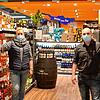 Tobias Allmayer, stellvertretender Marktleiter des Edeka-Baur-Centers in der Reichenaustraße, und Daniela Vetter von der ...