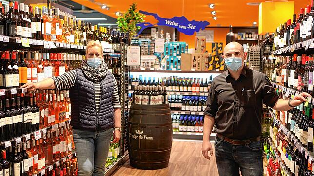Tobias Allmayer, stellvertretender Marktleiter des Edeka-Baur-Centers in der Reichenaustraße, und Daniela Vetter von der ...
