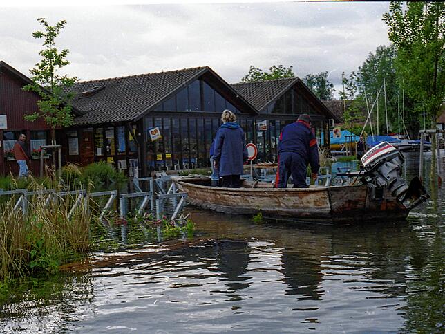 Bild 8: Archivfotos vom Hochwasser 1999: Reichenau vom Festland abgeschnitten