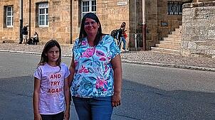 Sophia Wolf (l.) und ihre an Mukoviszidose erkrankte Tochter Emma hoffen, dass am 2. August an dieser Stelle möglichst viele Läufer ...