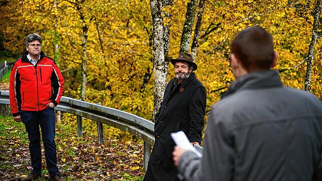 Unterwegs im Landkreis: Auf Einladung von Landrat Martin Kistler (links) machte sich der Grünen-Landtagsabgeordnete Reinhold Pix (Mitte) ...