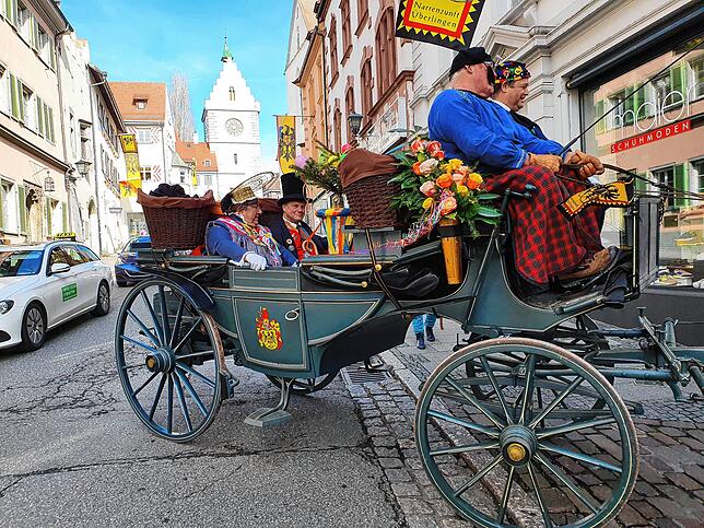Auf dem Weg in Richtung Pfarrhaus mit der Narrenkutsche: Die Narreneltern Wolfgang Lechler und Thomas Pross, auf dem Bock sitzen ...