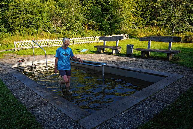 Monika Warok aus Pfaffenweiler dreht jeden Morgen nach dem Joggen ein paar Runden im Kneipp-Becken bei Pfaffenweiler.