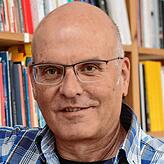 (Archivbild) Der pensionierte Lehrer Harald Müller wehrt sich mit der Bürgerinitiative gegen den zunehmenden Straßenverkehr auf der ...