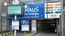 Zahlreiche Hinweisschilder und ein Monitor sollen die Nutzer der städtischen Parkhäuser schon bei der Einfahrt über das ...
