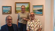 Die Kinder Jürgen, Iris und Andreas (von links) mit einer Auswahl der Werke ihres Vaters Bruno Becker. Die Bilder sollen nun neue ...