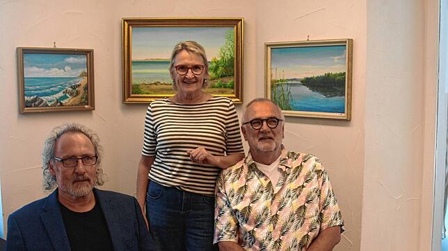 Die Kinder Jürgen, Iris und Andreas (von links) mit einer Auswahl der Werke ihres Vaters Bruno Becker. Die Bilder sollen nun neue ...