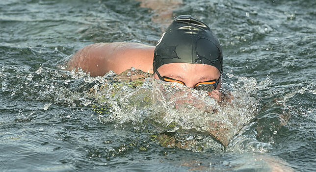 Bild 5: Eis-Schwimmen im Hafenbecken des Radolfzeller Yachtclubs