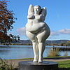 Einer der neu ausgewiesenen Selfie-Points wird vor Yolanda, der Skulptur von Miriam Lenk am Ludwigshafener Ufer, installiert. Das ...