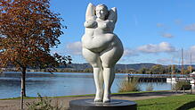 Einer der neu ausgewiesenen Selfie-Points wird vor Yolanda, der Skulptur von Miriam Lenk am Ludwigshafener Ufer, installiert. Das ...