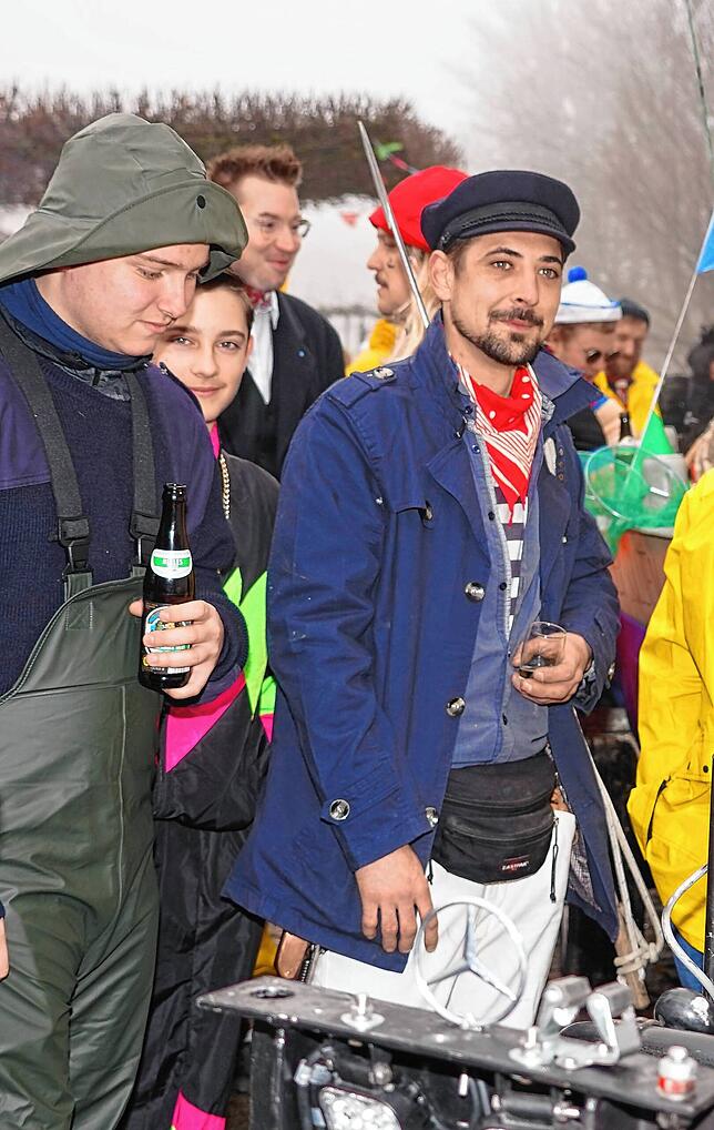 Mit viel Geschick hat Philipp Heck (rechts mit Schiffermütze) das Boot durch Hagnau gesteuert.