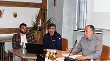 Leonhard Löffler und Tobias Buck (von links) stellten das Projekt &bdquo;International Youth Club&ldquo; Stetten a.k.M. im Gemeinderat ...