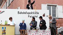 Bürgermeister Patrick Stärk übergibt beim Narrenspiel der Käfersieder den Rathausschlüssel (von links): Samuel Gihr, Sabrina Dreher, ...