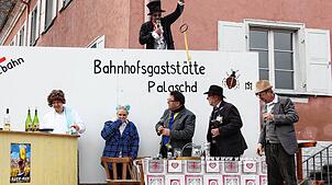 Bürgermeister Patrick Stärk übergibt beim Narrenspiel der Käfersieder den Rathausschlüssel (von links): Samuel Gihr, Sabrina Dreher, ...