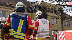 Das Gebäude ist nicht mehr bewohnbar: Am Dienstag ist ein Feuer in der Flüchtlingsunterkunft in der Orsinger Straße in Steißlingen ...