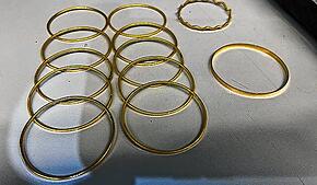 Neuwertiger Goldschmuck fiel Zollbeamten am Handgelenk einer Reisenden auf.
