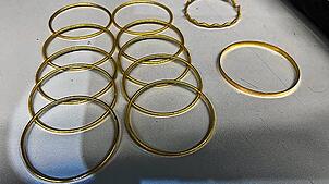 Neuwertiger Goldschmuck fiel Zollbeamten am Handgelenk einer Reisenden auf.